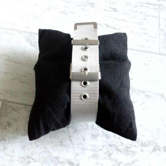 NEW WOMAN'S SILVER STAINLESS STEEL MESH WATCH - Picture 4 of 8